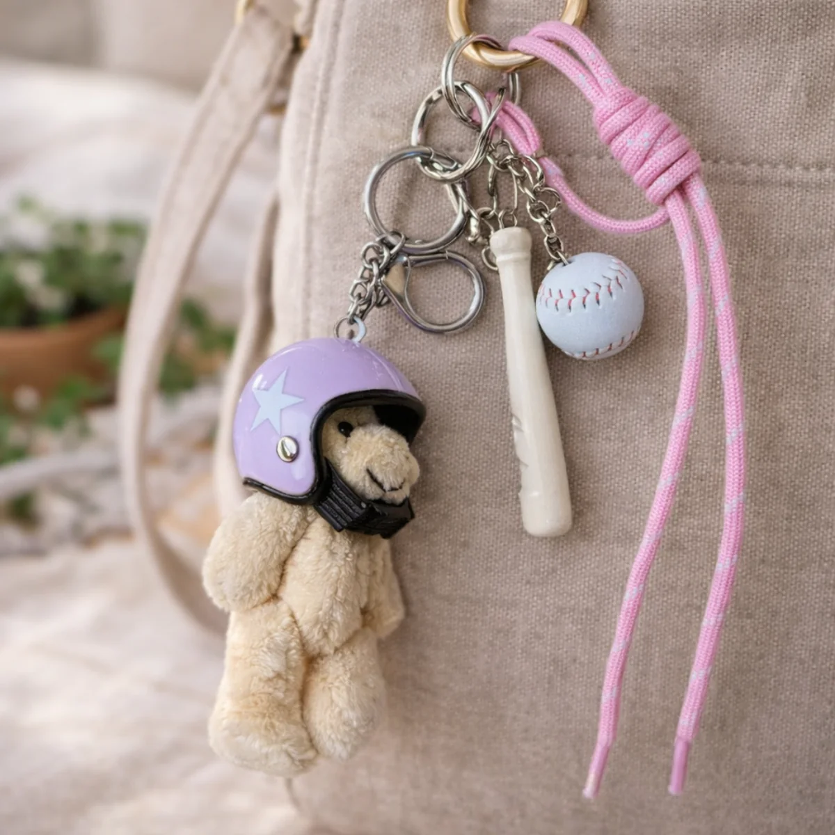 Porte-clés et bijou de sac - Ourson Casque Violet - Image 2